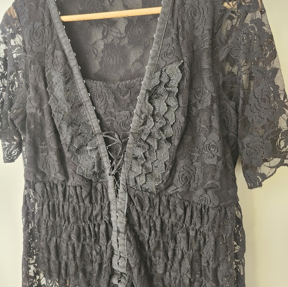 Whimdical Lace Flowy Blouse - Picture 5 of 9